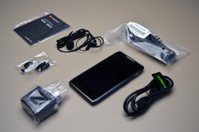 Conteúdo da caixa do Razr Maxx é bem completo (Foto: Stella Dauer/TechTudo) Conteúdo da caixa do Razr Maxx é bem completo (Foto: Stella Dauer/TechTudo)