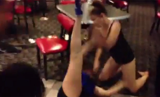 Mulheres se batem em restaurante em filme divulgado na web (Foto: Reprodução/Youtube)