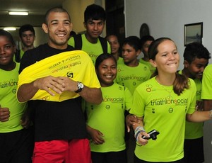 José Aldo visita projeto de triatlo, em Manaus (Foto: Antônio Lima/Semdej)