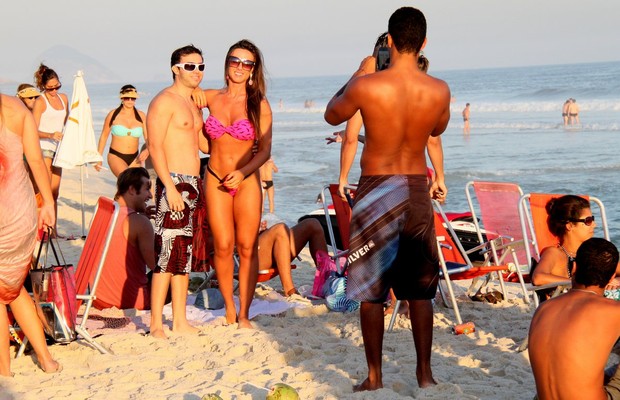 Nicole Bahls na praia (Foto: Gabriel Rangel / Agnews)