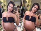 Aryane Steinkopf, de lingerie, exibe barriga de 7 meses de gravidez