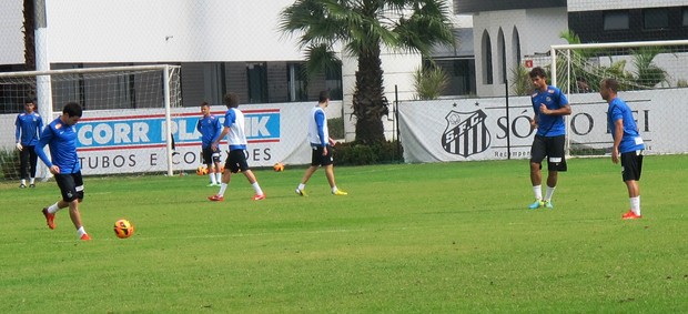 Eugenio Mena e Léo, Santos (Foto: Lincoln Chaves)