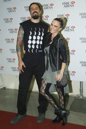 Tchello e Nathália Rodrigues no show da banda The Cure (Foto: Roberto Filho / AgNews)