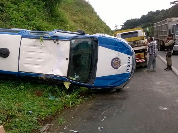 Viatura da PM capota no entrocamento da cidade de Santa Luzia, no sul da Bahia (Foto: clic101.com.br)