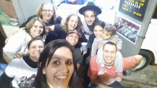 Chay Suede (de chapéu, ao fundo) ao lado de Laura Neiva e de membros da família dela (Foto: Reprodução/Facebook)
