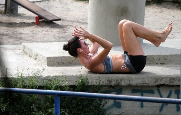 Glenda Kozlowski se exercita na orla (Foto: André Freitas / AgNews)