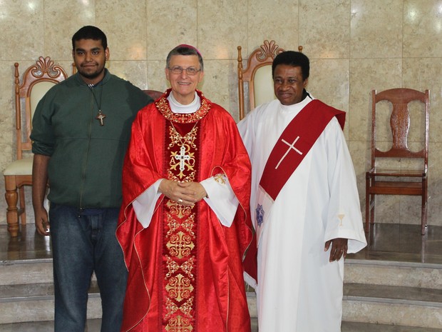 Pai e filho com o bispo de Mogi das Cruzes, Dom Pedro Luiz Stringhini (Foto: Doralice M.F. Santos/Pastoral da Comunicação) Pai e filho com o bispo de Mogi das Cruzes, Dom Pedro Luiz Stringhini (Foto: Doralice M.F. Santos/Pastoral da Comunicação)