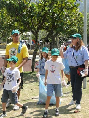 Grupo de escoteiros participa do mutirão de limpeza (Foto: Divulgação/Seac-RJ)