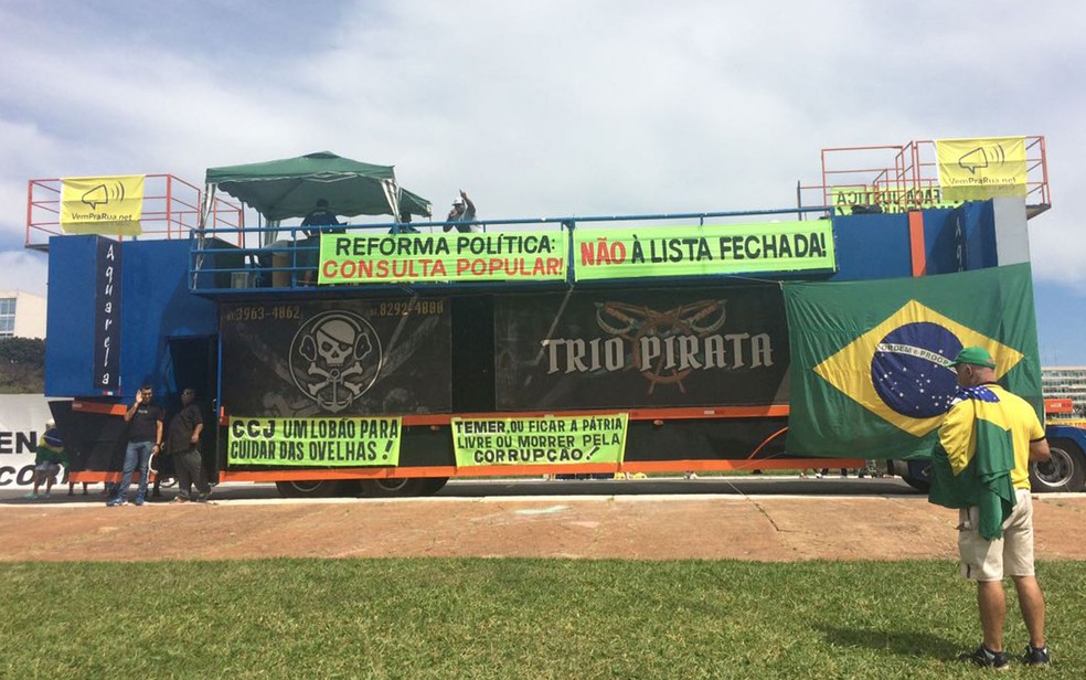 Trio elétrico estacionado em frente ao Congresso Nacional (Foto: Letícia Carvalho/G1)