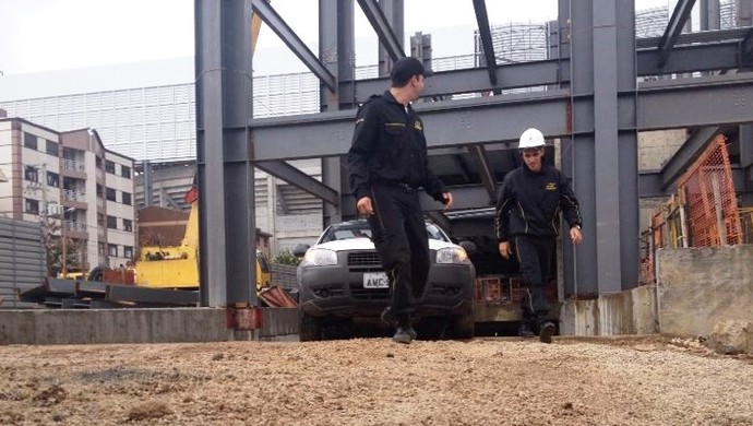 comitiva da fifa entra na arena da baixada (Foto: Monique Silva)