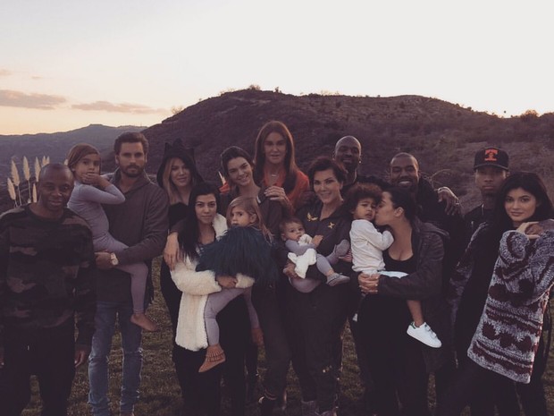 Kim Kardashian e família (Foto: Twitter/ Reprodução)