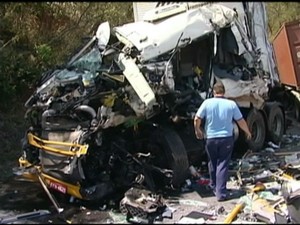 Caminhão ficou destruído após acidente na BR-101, ES (Foto: Reprodução / TV Gazeta)