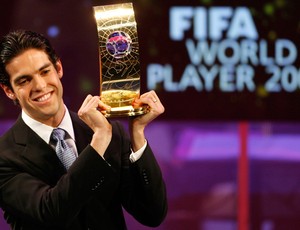 Kaká milan troféu melhor do mundo (Foto: Agência Reuters)