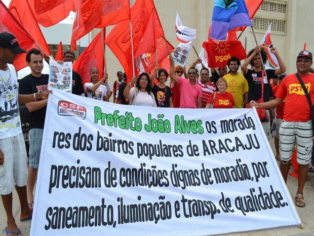 Manifestantes percorreram os bairros Santa Maria e 17 de Março em Aracaju (Foto: Marina Fontenele/G1)