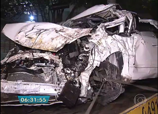 Homem morre após capotar carro (Foto: Reprodução/TV Globo)