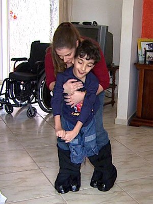 Doação de bota especial dá esperança para pais de criança com paralisia em Ribeirão Preto (Foto: Carlos Trinca / EPTV)