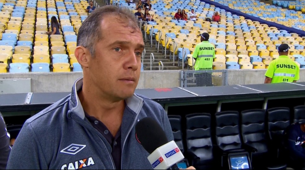 Eduardo Baptista viu Atlético-PR com muitos erros de passe no Maracanã (Foto: Reprodução/Premiere FC)