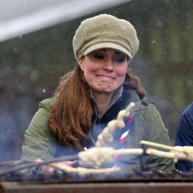 Kate Middleton prova os espetos (Foto: Getty Images) Kate Middleton prova os espetos (Foto: Getty Images)