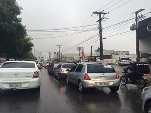 Chuva complicou trânsito em Natal nesta sexta-feira (13) (Foto: Fernanda Zauli/G1)