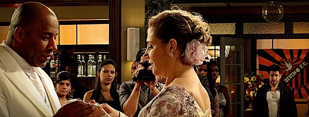 Tufão entra na igreja no meio do casamento (Foto: Avenida Brasil / TV Globo) Tufão entra na igreja no meio do casamento (Foto: Avenida Brasil / TV Globo)