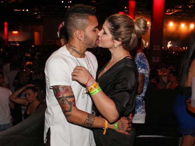 debora e marlos se beijando mamilo debora e marlos se beijando mamilo