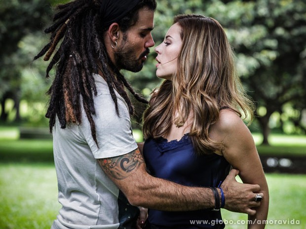 Ninho beija, e Paloma não resiste (Foto: Amor à Vida / TV Globo)