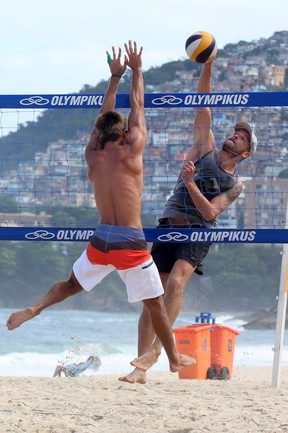 Rodrigo Hilbert joga vôlei em praia (Foto: André Freitas/AgNews)