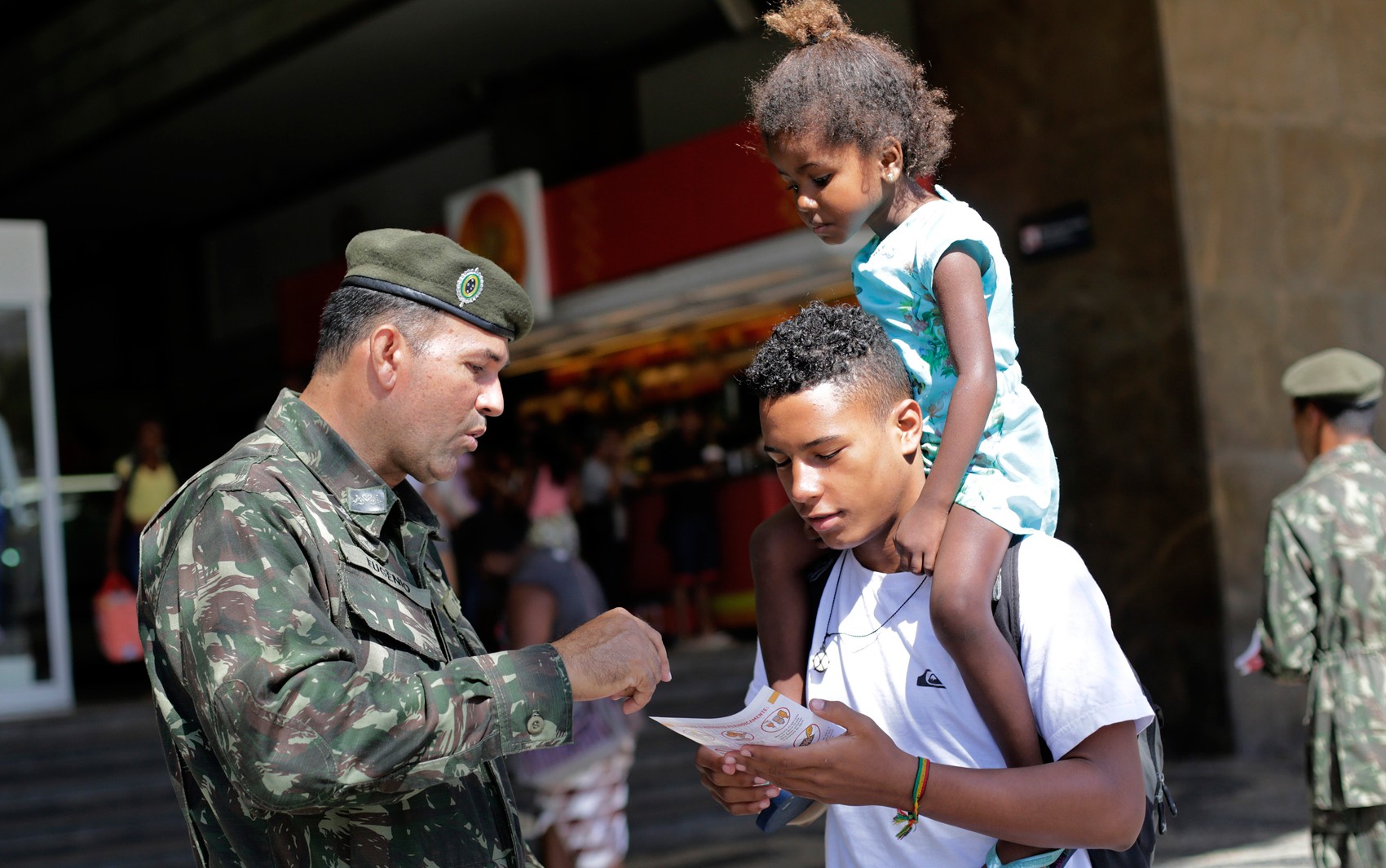   Soldado distribui panfleto sobre Aedes aegypti no Rio de Janeiro 
