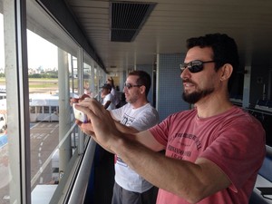 Fã dos Stones aguardam a chegada dos ídolos no aeroporto (Foto: Roberta Salinet/RBS TV)