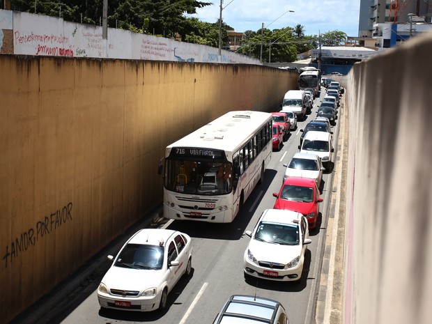 G1 Carreta quebra e deixa trânsito lento na Ladeira Geraldo Melo em