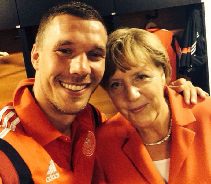 Podolski tira selfie com Angela Merkel (Foto: Reprodução / Facebook) Podolski tira selfie com Angela Merkel (Foto: Reprodução / Facebook)