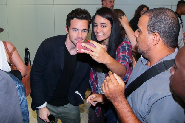 Ian Harding no aeroporto (Foto: Manuela Scarpa e Marcos Ribas/Brazil News)