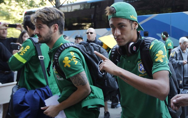 Neymar desembarca com a Seleção em Boston (Foto: Rafael Ribeiro / CBF)