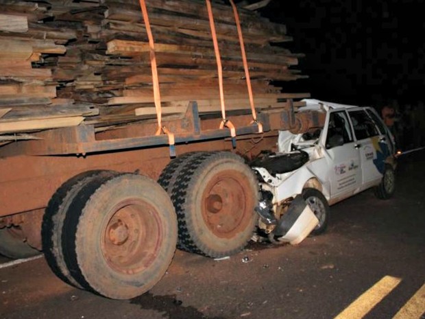 Carro da Secretaria de Assistência Social bateu na traseira de caminhão carregado de madeira (Foto: Assessoria/ Prefeitura de Novo Horizonte do Norte-MT)