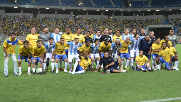 Ex-jogadores de Brasil e Argentina fizeram amistoso em Natal (Foto: Jocaff Souza/GloboEsporte.com)