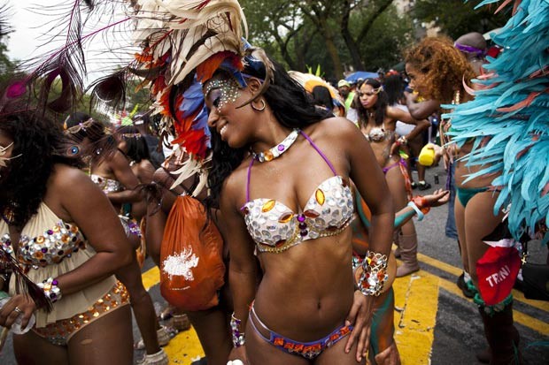 Dezenas de jovens fantasiados participam de parada no Dia do Índio Ocidental, no Brooklyn, em Nova York (Foto: Andrew Burton / Reuters)