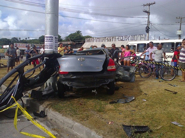 Duas pessoas morreram em colisão de carro com poste no Grande Recife (Foto: Reprodução / WhatsApp)