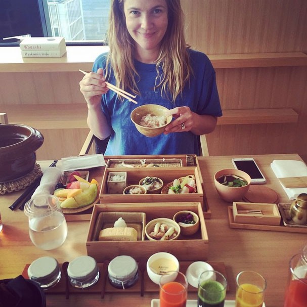 Drew Barrymore exibe seu café da manhã japonês em clique sem make (Foto: Reprodução/Instagram)