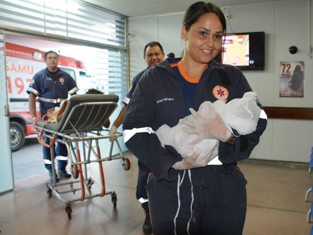Menina que nasceu no mercado público em João Pessoa foi levada para maternidade pelo Samu (Foto: Walter Paparazzo/G1)