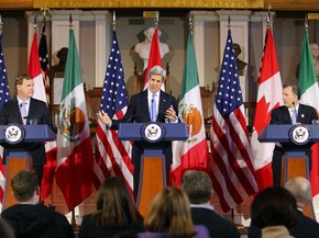 O secretário de Estado dos EUA, John Kerry, fala durante coletiva ao lado dos ministros de Relações Exteriores do Canadá, John Baird (esquerda), e México, José Antonio Meade (direita), no Faneuil Hall, em Boston, no sábado (31) (Foto: AP Photo/Winslow Townson) O secretário de Estado dos EUA, John Kerry, fala durante coletiva ao lado dos ministros de Relações Exteriores do Canadá, John Baird (esquerda), e México, José Antonio Meade (direita), no Faneuil Hall, em Boston, no sábado (31) (Foto: AP Photo/Winslow Townson)