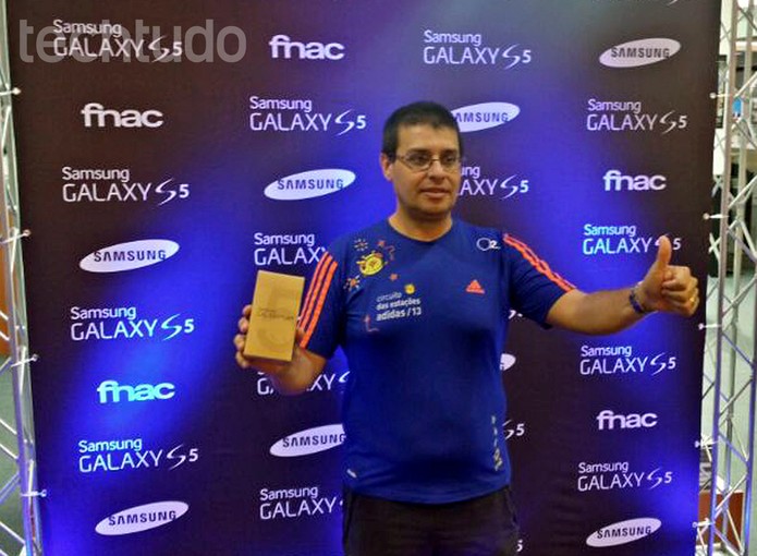 Eduardo Almada saiu de casa as 6h30 da manhã para ser o 1º a comprar o S5 no RJ (Foto: Rodrigo Bastos / TechTudo) Eduardo Almada saiu de casa as 6h30 da manhã para ser o 1º a comprar o S5 no RJ (Foto: Rodrigo Bastos / TechTudo)