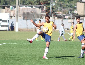 Joshua, filho de Pelé, treina no CT Meninos da Vila  (Foto: Luis Paes / Globoesporte.com)