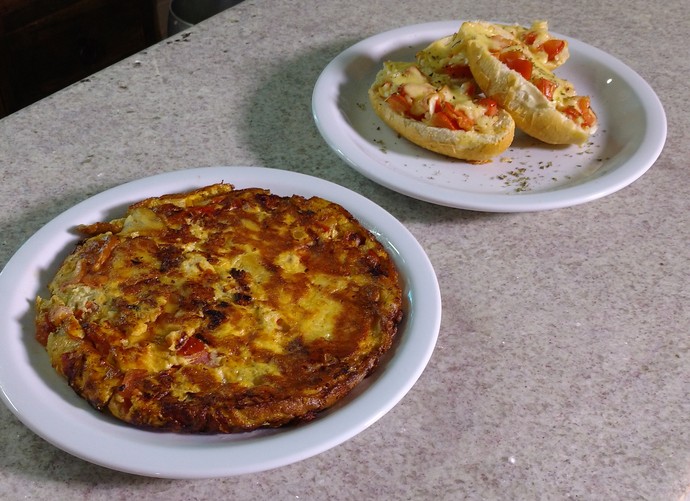 Mistura ensina a preparar pizza de pão e frittada (Foto: RBS TV/Divulgação )