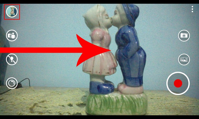 Windows Phone 8.1 mantém o gesto para ver galeria e adicionou botão com miniatura da última foto (Foto: Reprodução/Elson de Souza)