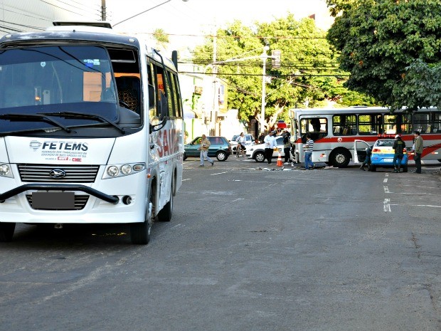 Sete pessoas ficam feridas em acidente entre dois ônibus em Campo Grande (Foto: Tatiane Queiroz/G1 MS) Sete pessoas ficam feridas em acidente entre dois ônibus em Campo Grande (Foto: Tatiane Queiroz/G1 MS)