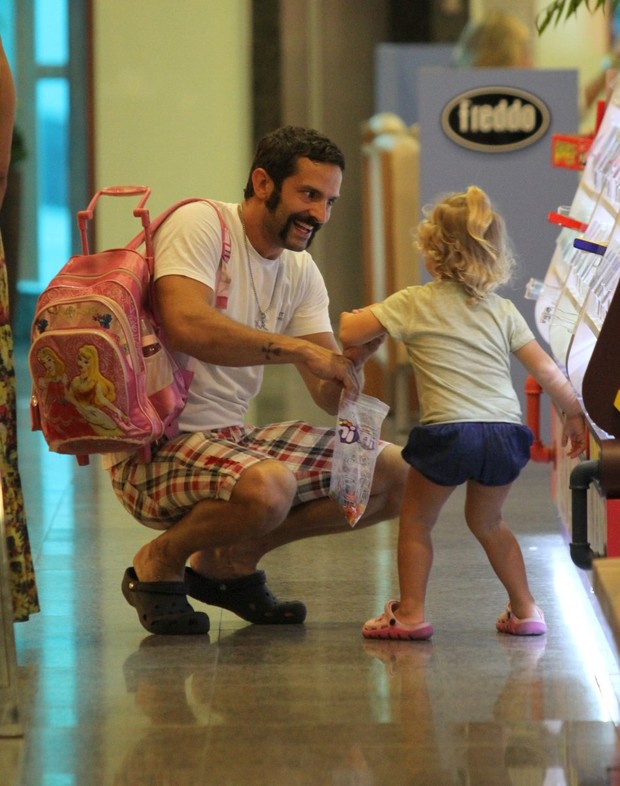 Iran Malfitano passeia no shopping com a filha Laura (Foto: Henrique Oliveira / Agnews)