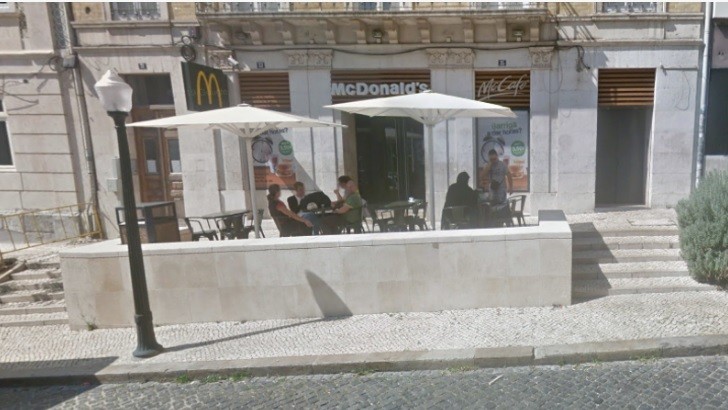 Turista é esfaqueada em restaurante fast food (Foto: Reprodução ) Turista é esfaqueada em restaurante fast food (Foto: Reprodução )