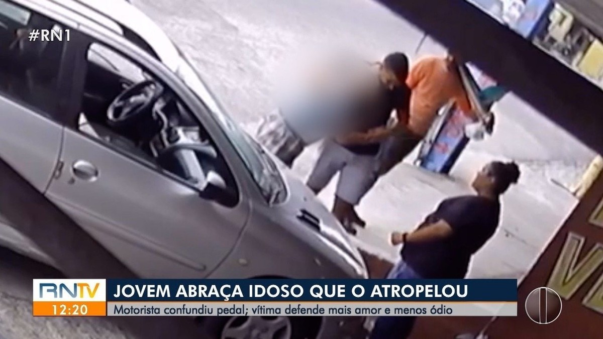 Idoso atropela rapaz chora e é consolado pela vítima em Natal veja