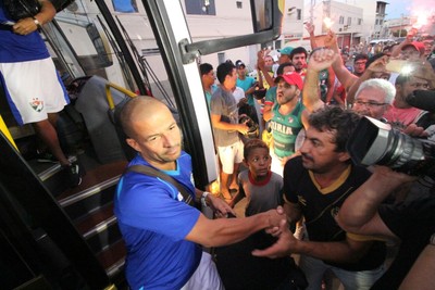 Salgueiro chegada (Foto: Marlon Costa/Pernambuco Press)