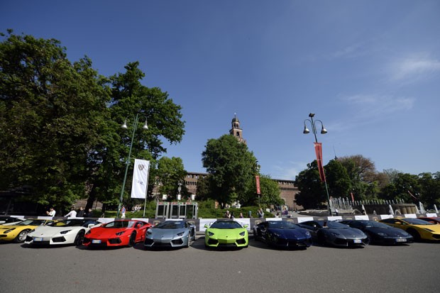 Lamborghini reúne clientes em frente ao castelo Sforzesco, em Milão (Itália) (Foto: OLIVIER MORIN/AFP)